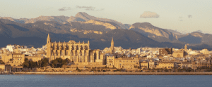 Imagen: Vista actual de la ciudad antigua de Palma desde el mar. Fuente: libertaddigital.com